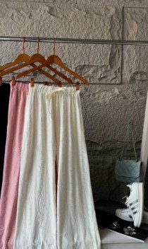 CALÇA COM APLICAÇÃO DE BRILHO - Arthmanha